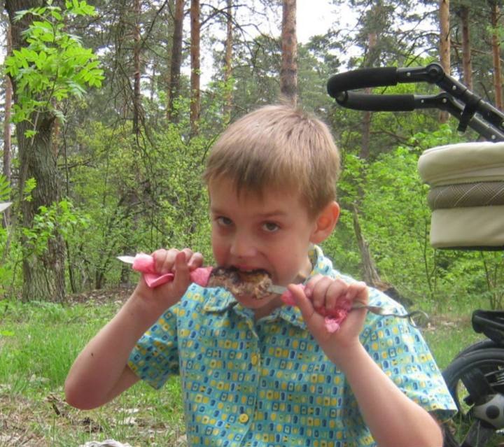 Дмитрий у дитинстві їсть шашлик у лісі